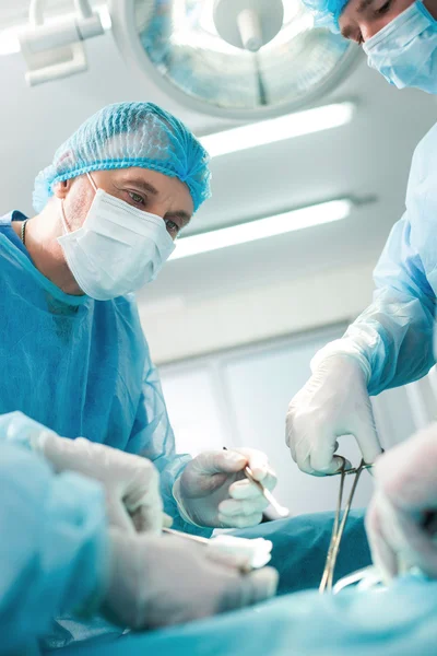 Professionelles Chirurgenteam macht eine Operation — Stockfoto