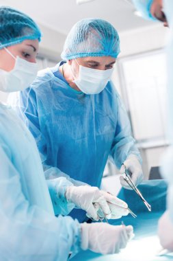 Becerili doktorlar bir işlem gerçekleştiriyorsunuz