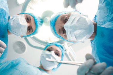 Profesyonel doktorlar insanın hayatını korumak