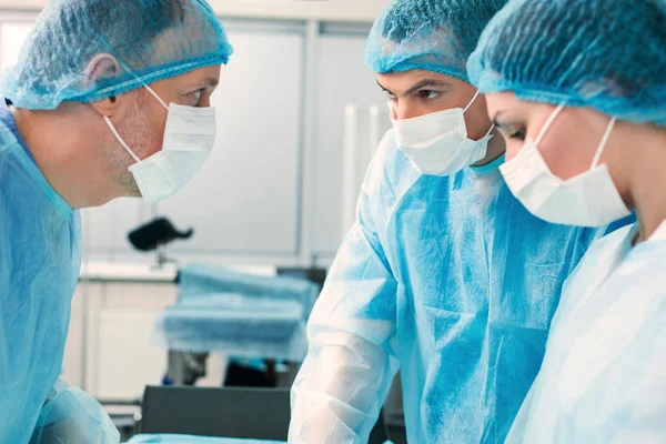 Bekwame artsen zijn werkzaam in de chirurgie — Stockfoto