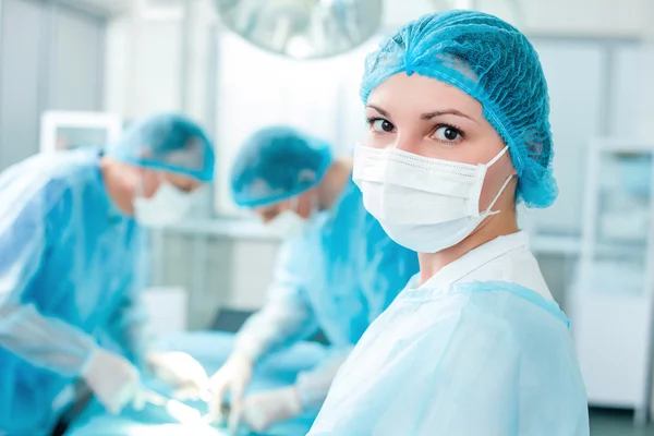 Vrolijke chirurgisch team werkt in de chirurgie — Stockfoto