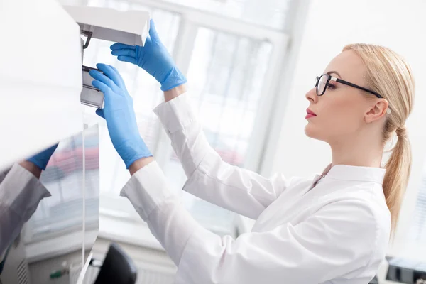 Vrolijke assistent werkt in het laboratorium — Stockfoto