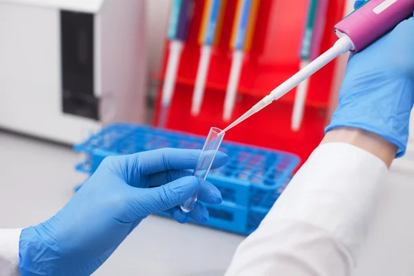 Científico joven profesional haciendo pruebas en laboratorio — Foto de Stock