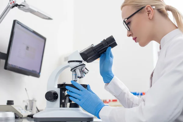 Alegre joven investigador está haciendo los experimentos — Foto de Stock