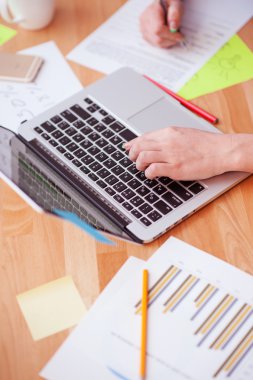 Neşeli kadın freelancer bilgisayar ile çalışıyor