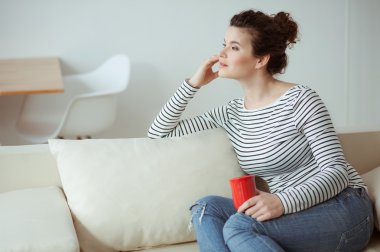 Çekici genç kadın evde dinleniyor