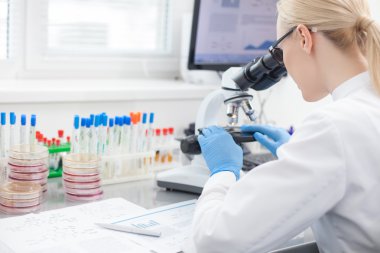 Profesyonel kadın bilim adamı tıbbi örnekleri inceliyor