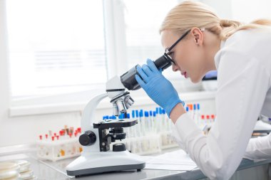 Neşeli genç araştırmacı daha yakın analiz yapıyor