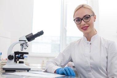 Usta kadın araştırmacı olumlu duygular ifade ediyor