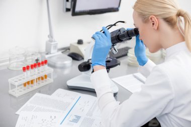 Pretty genç bilim adamı daha yakın bakteri görünüyor