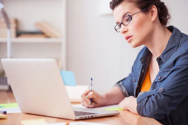 Ganska brunett tjej arbetar med Compute — Stockfoto