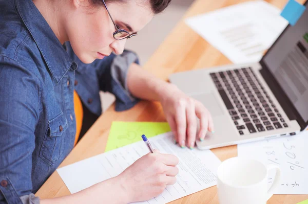 Attraktives junges Mädchen arbeitet konzentriert — Stockfoto