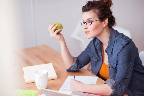 Hermosa freelancer femenina tiene un montón de trabajo — Foto de Stock