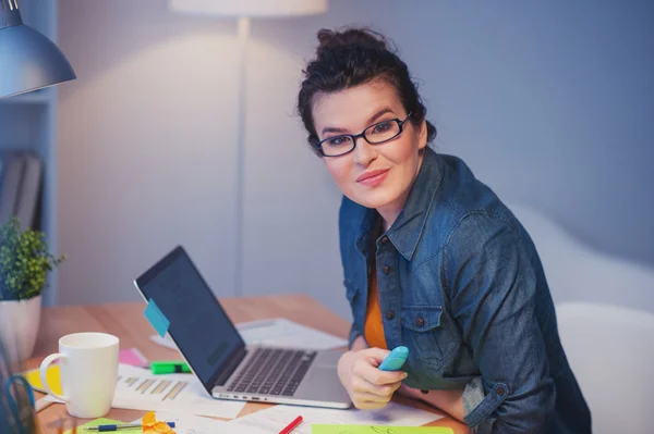 Bastante mujer freelancer está haciendo papeleo — Foto de Stock