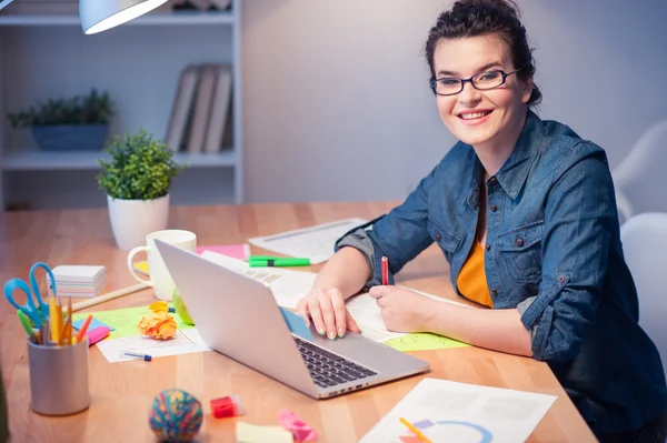 Pretty girl is doing paperwork — Stock Photo, Image