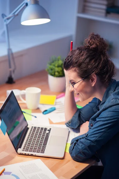 Atractiva chica morena está haciendo su tarea — Foto de Stock