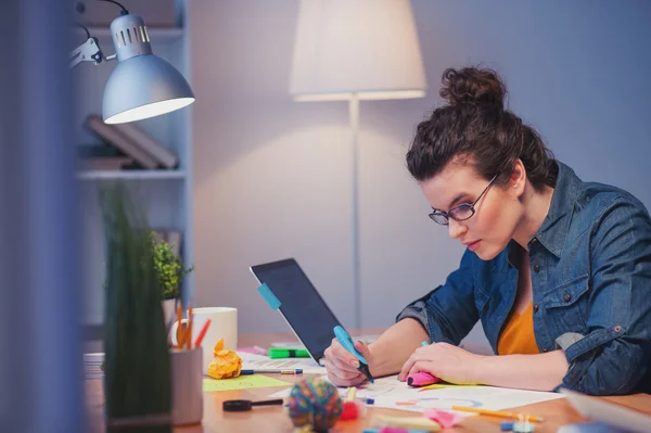 Talentosa diseñadora femenina está creando un nuevo proyecto — Foto de Stock