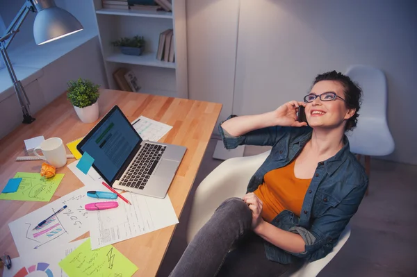 Vidám barna lány pihen telefonnal — Stock Fotó