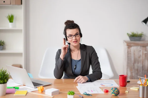 Professionelle junge Sekretärin nimmt Anrufe entgegen — Stockfoto