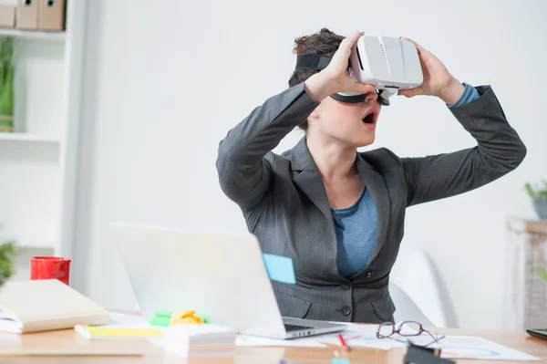 Bem-sucedida senhora de negócios está assistindo gadget moderno — Fotografia de Stock