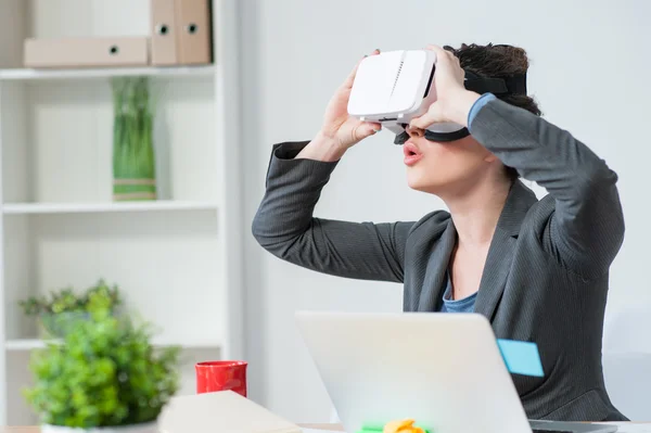 Hermosa joven empresaria está utilizando dispositivo de gafas — Foto de Stock