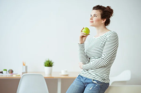 Bella giovane donna preferisce uno stile di vita sano — Foto Stock