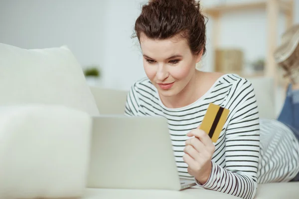 Beautiful young woman is purchasing in internet — Stock Photo, Image