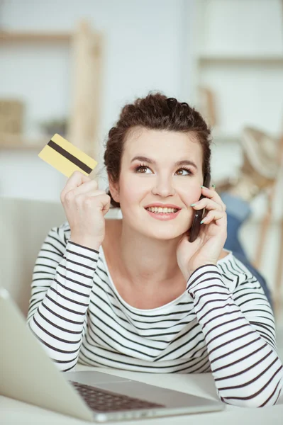 Menina morena alegre está fazendo compras online — Fotografia de Stock