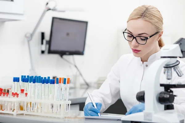 Bekwame vrouwelijke onderzoeker doet papierwerk — Stockfoto