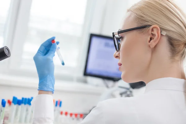 Jovem cientista habilidoso está trabalhando em laboratório — Fotografia de Stock