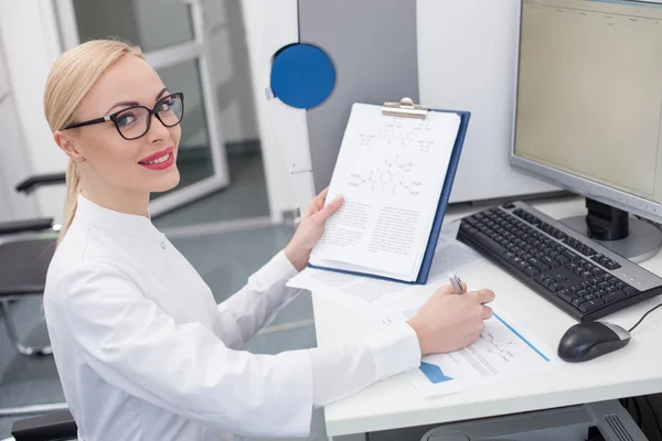 Alegre investigadora femenina está haciendo algunas notas — Foto de Stock