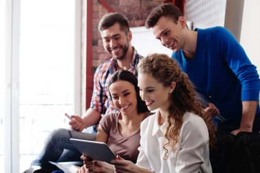 Sevimli dört öğrenci gadget ile eğlenceli yapıyoruz