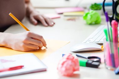 Neşeli genç bayan fikirlerini yazıyor