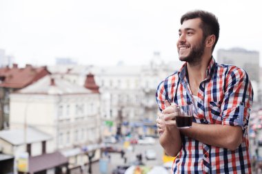 Neşeli adam kasabaya gözlerini ziyafet çekiyor