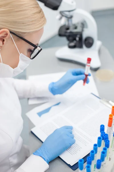 Investigadora experta está trabajando en laboratorio — Foto de Stock