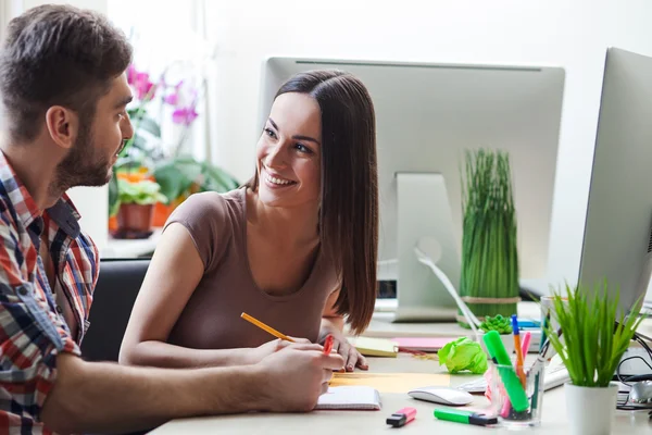 Giovani designer allegri stanno lavorando in ufficio — Foto Stock