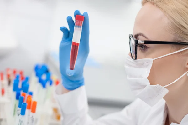 Jovem cientista alegre está analisando amostras — Fotografia de Stock