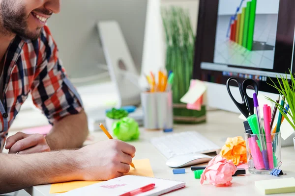 Vrolijke jonge Freelancer werkt met vreugde — Stockfoto