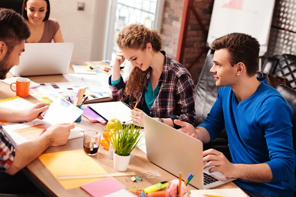 Vrolijke vier collega's bespreken nieuw project — Stockfoto