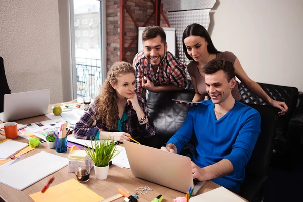 Bekwame werknemers gebruiken moderne technologieën — Stockfoto