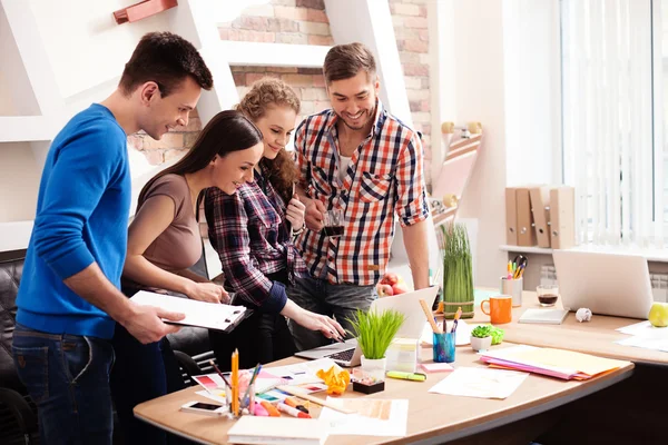 Vakkundig creatief team maakt beslissingen samen — Stockfoto