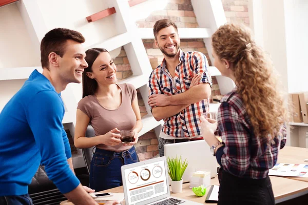 Piuttosto giovani colleghi stanno riposando dopo il lavoro — Foto Stock