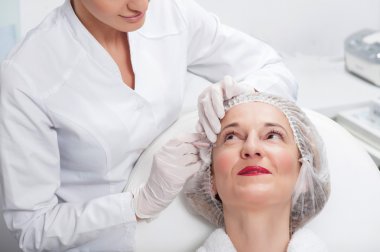 Neşeli kozmetikçi hastasını daha genç yapıyor.