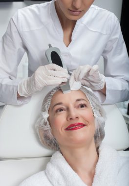 Neşeli olgun bayan kavita tedavisi görüyor