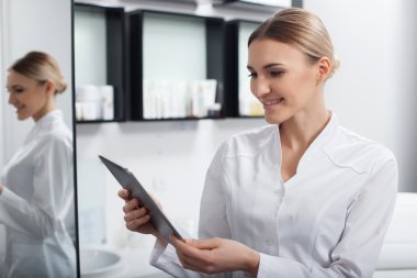 Profesyonel genç güzellik teknolojisi ile çalışıyor