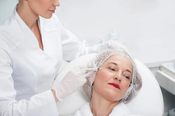 Senior lady is visiting cosmetologist to get botox — Stock Photo, Image