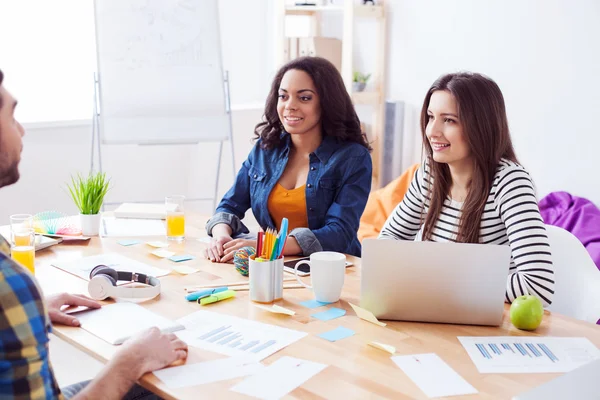 Equipe amigável alegre está discutindo novo projeto — Fotografia de Stock