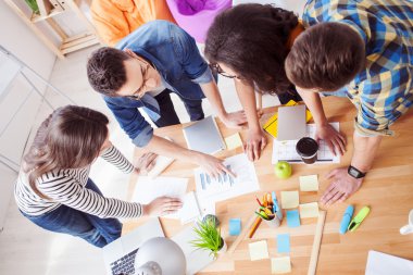 Neşeli dört meslektaşları işlerini görüşüyorlar