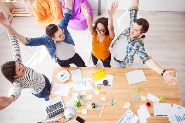 Başarılı dört meslektaşları olumlu duygular ifade eden