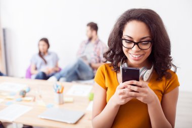 Çok kadın çalışan bir telefon kullanıyor